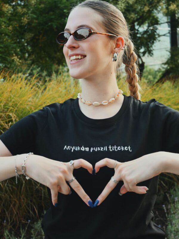 Anyukám puszil titeket (cropped)